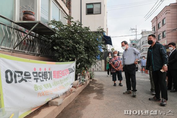 조광한 남양주시장 4일 화도읍 마석우리 쓰레기 분리수거현장 점검. 사진제공=남양주시