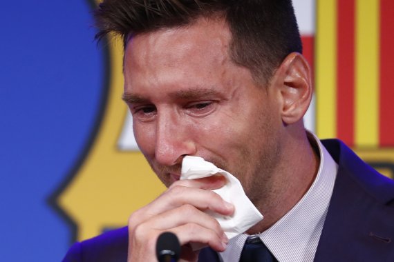 세계적인 축구 스타 리오넬 메시가 8일(현지시간) 스페인 바르셀로나의 캄프누 경기장 박물관에서 기자회견 중에 눈물을 훔치고 있다.AP뉴시스