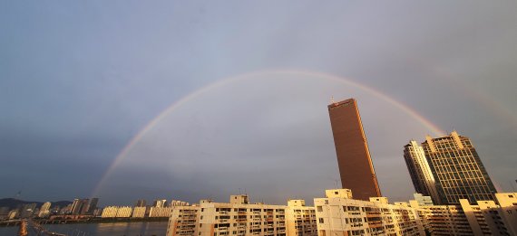 서울 하늘에 뜬 무지개