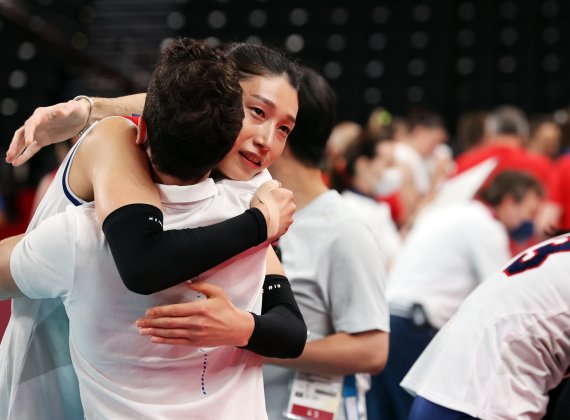 한국 여자배구가 역대 두번째 올림픽 메달에 도전했지만 아쉽게 시상대에 서지는 못했다. 8일 일본 도쿄 아리아케 아레나에서 열린 세르비아와의 동메달 결정전이 끝난 뒤 대표팀 주장 김연경이 라바리니 감독을 부둥켜안고 있다. 뉴스1
