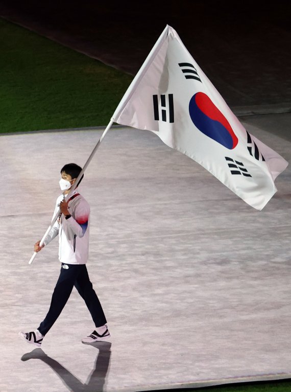 2020 도쿄올림픽 근대5종 경기에서 한국 최초로 메달을 획득한 전웅태 선수가 8일 오후 일본 도쿄 국립경기장에서 열린 '2020 도쿄올림픽' 폐막식에서 태극기를 들고 입장하고 있다. 뉴스1 제공.