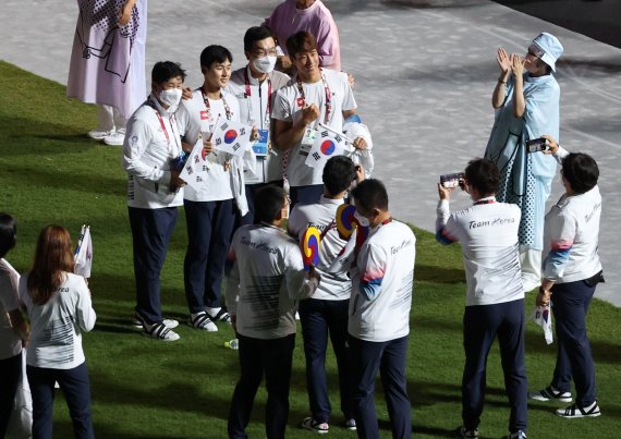 전웅태 근대5종 국가대표(왼쪽 두번째)를 비롯한 대한민국 선수 및 관계자들이 8일 오후 일본 도쿄 국립경기장에서 열린 '2020 도쿄올림픽' 폐막식에서 기념촬영을 하고 있다. 2021.8.8/뉴스1 © News1 이재명 기자 /사진=뉴스1