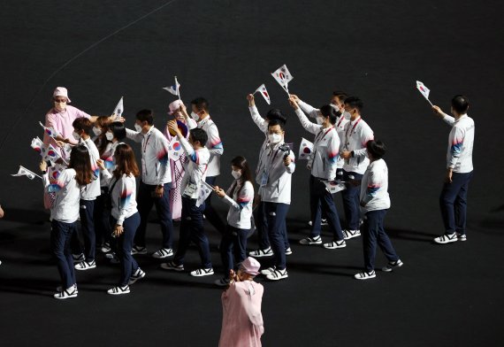 [도쿄(일본)=뉴시스] 이영환 기자 = 8일 오후 일본 도쿄 올림픽스타디움에서 열린 2020 도쿄올림픽 폐회식이 열리고 있다. 대한민국 참가자들이 손을 흔들어 인사하고 있다. 2021.08.08. 20hwan@newsis.com