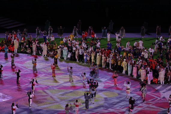 [도쿄(일본)=뉴시스] 이영환 기자 = 8일 오후 일본 도쿄 올림픽스타디움에서 열린 2020 도쿄올림픽 폐회식에서 기념공연이 펼쳐지고 있다. 2021.08.08. 20hwan@newsis.com