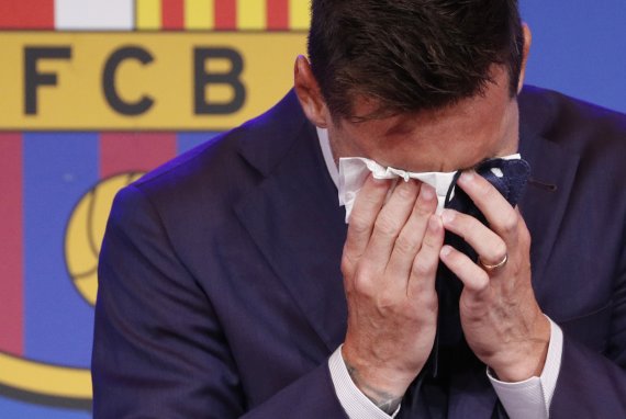 리오넬 메시가 기자회견에서 FC 바르셀로나를 떠날 것을 밝히며 눈물을 쏟고 있다. /사진=뉴스1