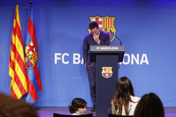 축구 천재 리오넬 메시가 8일 FC 바르셀로나를 떠나는 것을 발표하는 기자회견 장에서 눈물을 흘리고 있다. © 로이터=뉴스1 © News1 박형기 기자