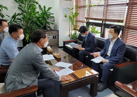 한국농수산식품유통공사 김춘진 사장(오른쪽 첫번째), (사)대한양계협회 이홍재 회장(왼쪽 세번째) /사진=aT