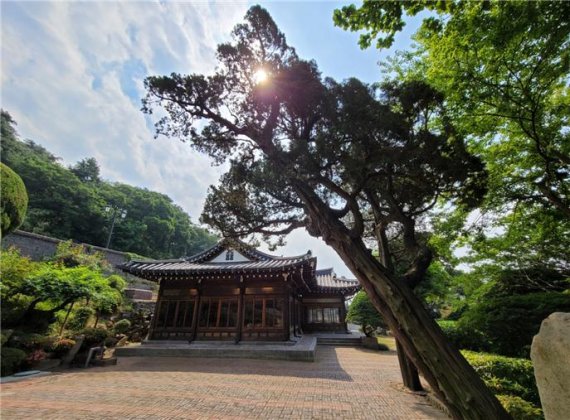 인천시 등록문화재 1호로 등록된 '송학동 옛 시장관사' 전경. / 인천시 제공