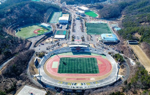 전남 여수시가 코로나19 장기화로 지친 시민들의 건강 증진을 위해 진남경기장<사진> 등 여수지역 32개 공공체육시설 이용료를 오는 10일부터 연말까지 50% 감면한다.