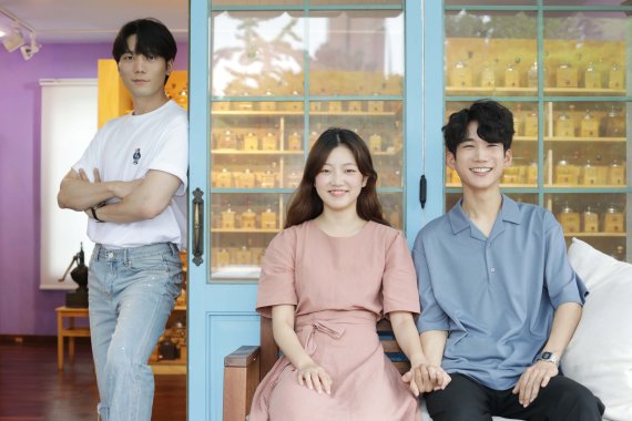 [서울=뉴시스] 박진희 기자 = 뮤지컬 '스프링 어웨이크닝' 주연 배우인 노윤(왼쪽부터), 이정화, 김현진이 지난 3일 서울 중구 한 카페에서 뉴시스 인터뷰를 마치고 사진 촬영을 하고 있다. 2021.08.10. pak7130@newsis.com