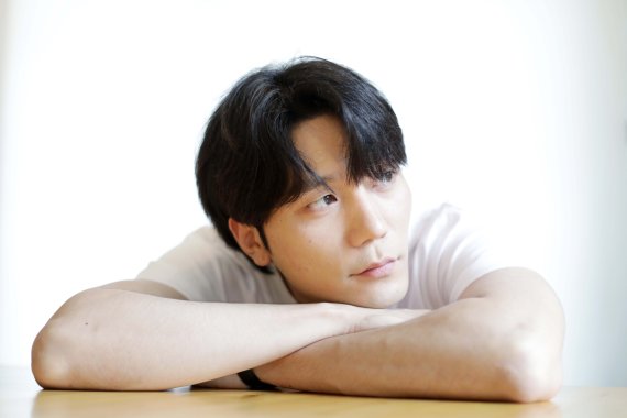 [서울=뉴시스] 박진희 기자 = 뮤지컬 '스프링 어웨이크닝' 주연 배우 노윤이 지난 3일 서울 중구 한 카페에서 뉴시스 인터뷰를 마치고 사진 촬영을 하고 있다. 2021.08.10. pak7130@newsis.com