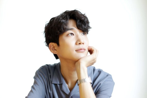 [서울=뉴시스] 박진희 기자 = 뮤지컬 '스프링 어웨이크닝' 주연 배우인 김현진이 지난 3일 서울 중구 한 카페에서 뉴시스 인터뷰를 마치고 사진 촬영을 하고 있다. 2021.08.10. pak7130@newsis.com