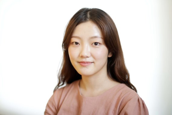 [서울=뉴시스] 박진희 기자 = 뮤지컬 '스프링 어웨이크닝' 주연 배우 이정화가 지난 3일 서울 중구 한 카페에서 뉴시스 인터뷰를 마치고 사진 촬영을 하고 있다. 2021.08.10. pak7130@newsis.com