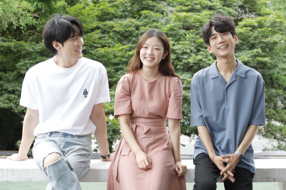 [서울=뉴시스] 박진희 기자 = 뮤지컬 '스프링 어웨이크닝' 주연 배우인 노윤(왼쪽부터), 이정화, 김현진이 지난 3일 서울 중구 한 카페에서 뉴시스 인터뷰를 마치고 사진 촬영을 하고 있다. 2021.08.10. pak7130@newsis.com