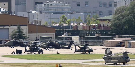 올 후반기 한미연합군사훈련의 '사전연습'격인 위기관리참모훈련(CMST) 개시를 하루 앞둔 9일 오후 경기도 평택시 캠프 험프리스에 헬기가 계류돼 있다. 2021.8.9/뉴스1