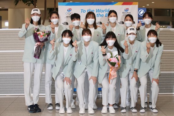 김연경 등 여자 배구대표팀 선수들이 2020 도쿄올림픽 일정을 마치고 9일 오후 인천국제공항을 통해 입국, 손하트를 만들고 있다. 뉴스1