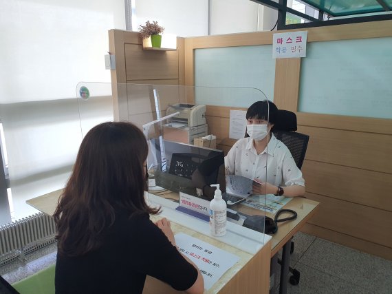 천안시 생활법률 무료 상담소에서 상담하는 모습.(천안시청 제공) © 뉴스1
