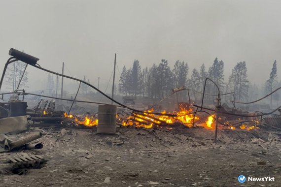 지난 7일(현지시간) 러시아 극동 시베리아 지역에서 발생한 대형 산불이 마을을 휩쓸고 간 모습. 뉴시스 제공