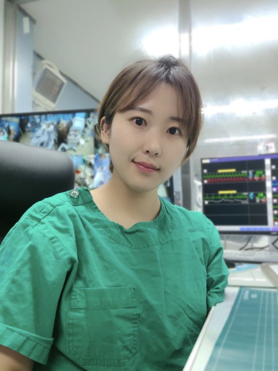 1990년대생인 신현아 간호사는 인스타그램에 '오늘의 간호사' 계정을 만들어 간호사가 겪는 부당한 처우나 코로나 중환자실에서 일어나는 일들을 세상에 알리고 있다.