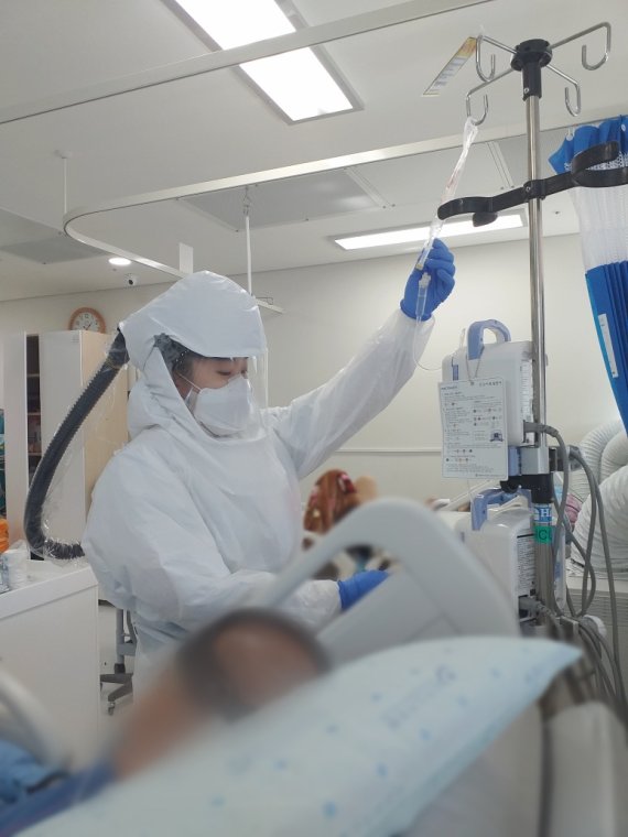 신현아 간호사는 지난해 10월부터 경기도 내 코로나 전담병원 중환자실에서 중증환자들을 돌보고 있다.