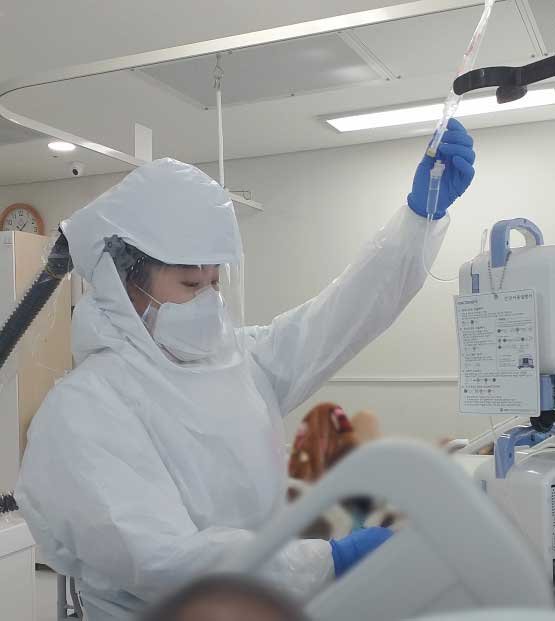 신현아 간호사는 지난해 10월부터 경기도 내 코로나 전담병원 중환자실에서 중증환자들을 돌보고 있다.