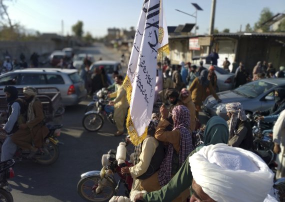 아프가니스탄 서부 파라주 주도 파라에서 10일(현지시간) 탈레반 반군이 깃발을 들고 시가지를 행진하고 있다.AP뉴시스