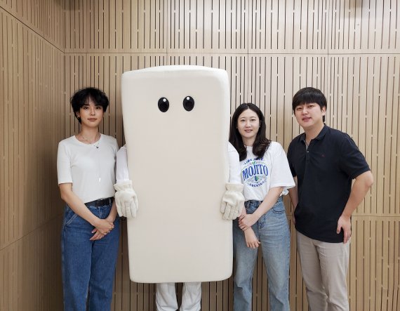 [서울=뉴시스]롯데백화점 MZ프로젝트팀. 오른쪽부터 신지한 팀장, 이승연 선임마케터, 롯데백화점을 형상화한 캐릭터 '백씨', 우지민 마케터. (사진=롯데백화점 제공). 2021.08.11. photo@newsis.com *재판매 및 DB 금지