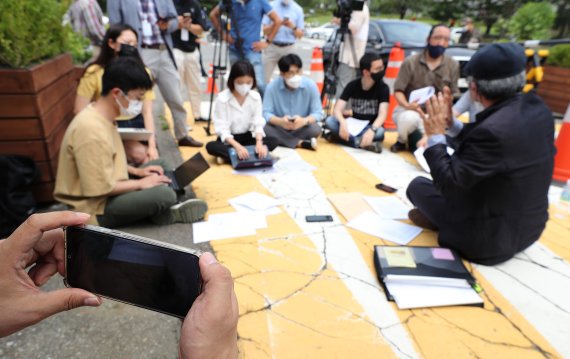 성추행 사망 李중사 유족, "군사경찰 불기소 권고" 장관 해명 요구