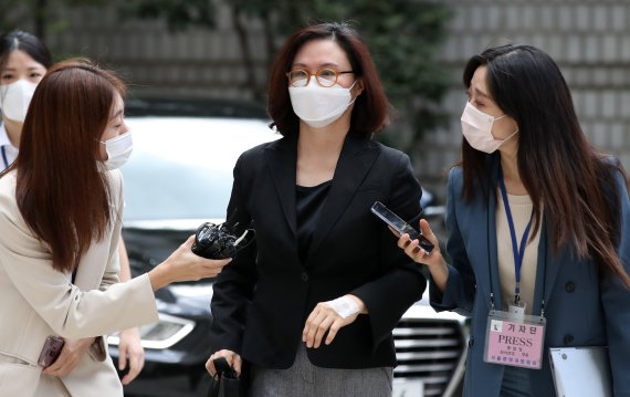 [서울=뉴시스] 고범준 기자 = '자녀 입시비리·사모펀드' 및 업무방해 등 혐의로 기소된 정경심 동양대 교수가 지난해 9월24일 오후 서울 서초구 서울중앙지방법원에서 열리는 공판에 출석하기 위해 법정으로 들어가고 있다. bjko@newsis.com