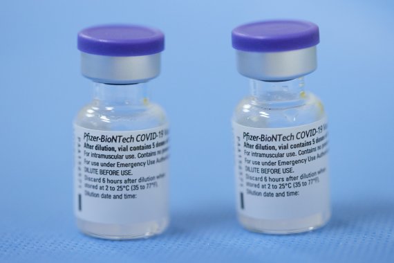 미국 화이자와 독일 바이오앤테크가 공동으로 개발한 코로나19 백신이 23일(현지시간) 미 식품의약청(FDA)의 완전사용승인을 받을 전망이다. 로이터뉴스1
