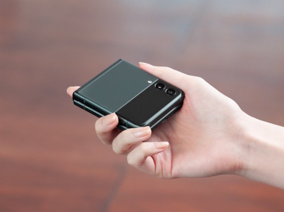 삼성전자가 11일(한국시간) '삼성 갤럭시 언팩 2021'을 열고 3세대 폴더블폰 갤럭시 Z 폴드3와 갤럭시 Z 플립3를 공개했다. 사진은 갤럭시 Z 플립3의 모습.(사진 : 삼성전자 제공) *재판매 및 DB 금지