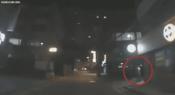 한 남성이 전력질주해 여성 운전자의 차량으로 달려들고 있다. /영상=한문철tv