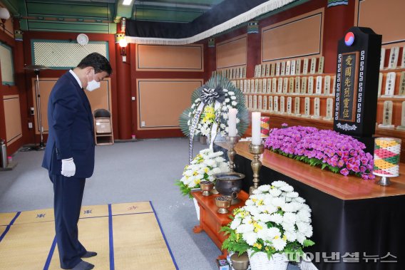 구만섭 제주도 행정부지사는 지사 권한대행 첫 업무에 앞서 12일 오전 제주시 신산공원 6·25 참전기념탑과 조천 항일기념관 창열사, 제주4·3평화공원 위령제단을 찾아 참배했다. [사진=제주도 제공]