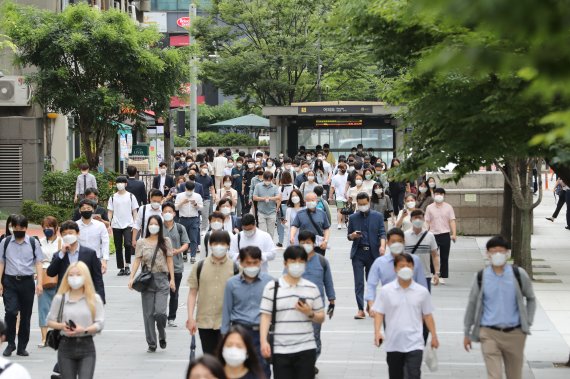 6월부터 야외서 노 마스크..다음주부턴 사회적 거리두기도 없어질듯