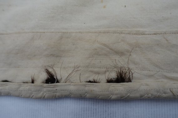 심을 튼튼하게 만들어 관공서 등에서 게양했을 때 세로로 단단히 버틸 수 있도록 깃대에 털 뭉치가 채워져 있다. 문화재청 제공