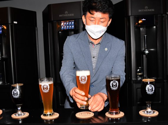 박태완 울산 중구청장이 12일 울산 중구 수제맥주판매점에서 젊음의 거리 브랜드 맥주로 개발된 밀맥주와 흑맥주 2종을 선보이고 있다. /사진=울산 중구 제공