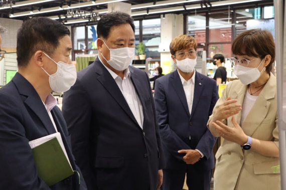 어기구 더불어민주당 의원이 12일 광교 아모레퍼시픽 리필스테이션을 방문해 현장간담회를 갖고 있다.<div id='ad_body3' class='mbad_bottom' ></div> 사진=어기구 의원실