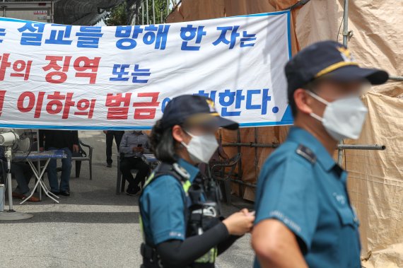 8일 오전 서울 성북구 사랑제일교회 앞에서 관계자들이 교회 입구를 막고 있다. 이날 사랑제일교회는 현장 대면예배를 강행했다. /사진=뉴스1