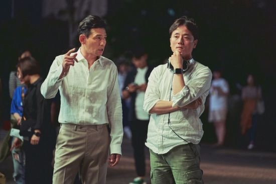 [서울=뉴시스] 영화 '인질' 황정민(왼쪽), 필감성 감독. (사진=NEW 제공) 2021.08.12 photo@newsis.com