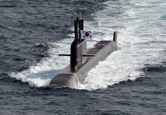 해군은 13일 경남 거제 대우조선해양 옥포조선소에서 우리나라 기술로 독자 설계·건조된 해군의 첫 번째 3,000톤급 잠수함인 도산안창호함(KSS-Ⅲ)의 인도·인수 및 취역식을 개최한다. 도산안창호함은 앞으로 1년간의 전력화 훈련을 통한 작전수행능력 평가를 거친 후 2022년 8월경 실전 배치되어 전방위적 위협에 대응하는 국가 전략무기체계로 활약하게 된다.<div id='ad_body2' class='ad_center'></div> 사진=해군 제공