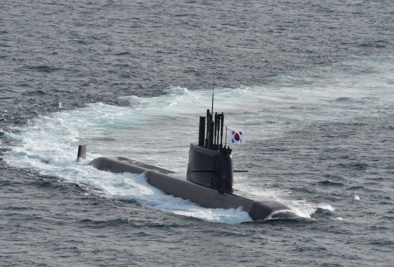 해군은 13일 경남 거제 대우조선해양 옥포조선소에서 우리나라 기술로 독자 설계·건조된 해군의 첫 번째 3,000톤급 잠수함인 도산안창호함(KSS-Ⅲ)의 인도·인수 및 취역식을 개최한다. 도산안창호함은 앞으로 1년간의 전력화 훈련을 통한 작전수행능력 평가를 거친 후 2022년 8월경 실전 배치되어 전방위적 위협에 대응하는 국가 전략무기체계로 활약하게 된다. 사진=해군 제공