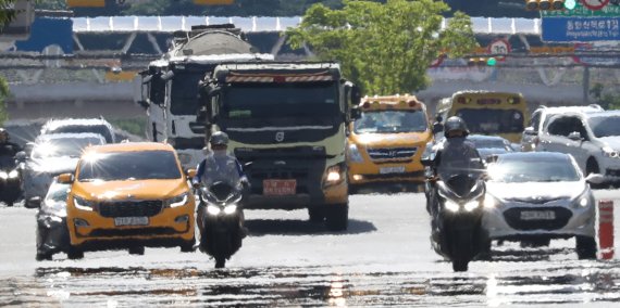 지난해 여름 폭염에 도로 위에서 아지랑이가 피어오르고 있다. 뉴스1 제공.