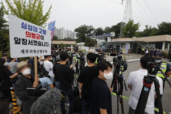이재용 삼성전자 부회장이 광복절 가석방으로 풀려날 예정인 13일 오전 경기 의왕 서울구치소 앞에 취재진과 유튜버 등이 대기하고 있다. 2021.8.13/뉴스1 © News1 안은나 기자