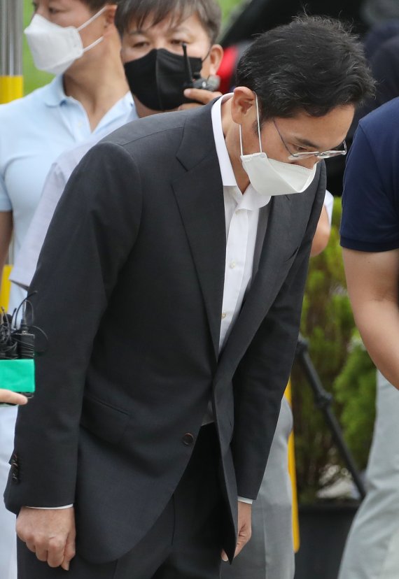 [의왕=뉴시스] 조성우 기자 = 국정농단 사건으로 복역 중이던 이재용 삼성전자 부회장이 13일 오전 경기도 의왕시 서울구치소에서 광복절을 맞아 가석방으로 풀려나며 인사하고 있다. 2021.08.13. xconfind@newsis.com