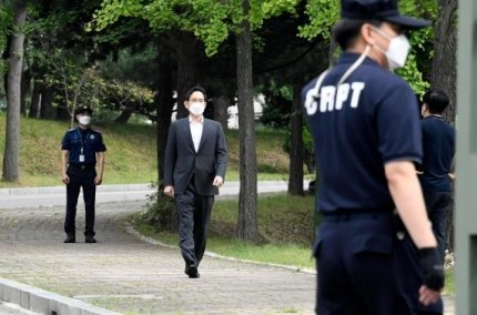 [현장르포] 90도 사과한 이재용, 삼성 서초사옥行…서둘러 경영 복귀