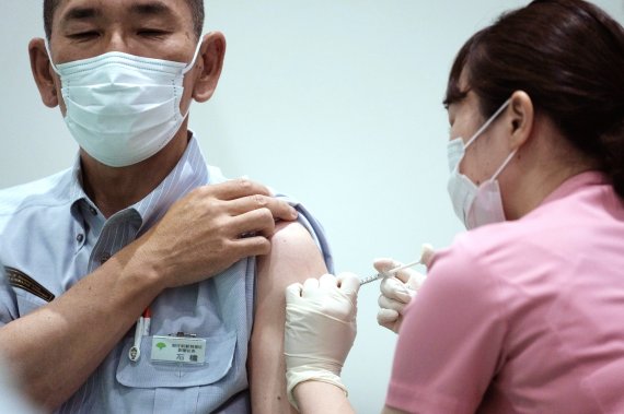 日, 모든 2차 접종자 대상 '부스터샷'...의료진 12월 개시