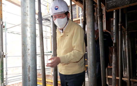 안경덕 고용장관 "안전 소홀 건설 현장, 즉시 감독·사법 조치"