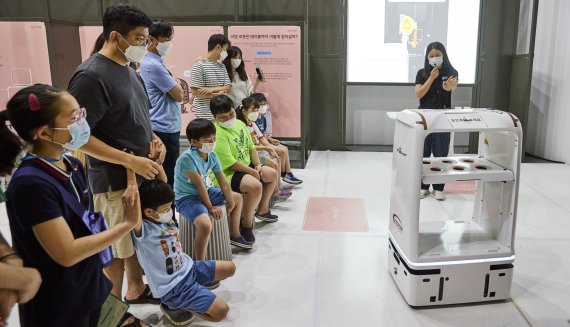 국립부산과학관 '헬로 로봇(HELLO ROBOT)' 특별전 관계자가 음식을 주문하면 서빙 로봇이 어떻게 테이블까지 가져다주는지 원리를 설명하고 있다. 부산과학관 제공