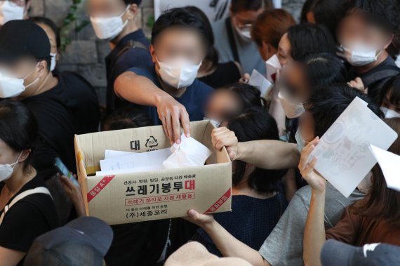 13일 서울 영등포구에 위치한 '머지포인트' 운영사 머지플러스 본사에서 관계자가 가입자들의 환불 신청서를 모으고 있다. © News1 성동훈 기자