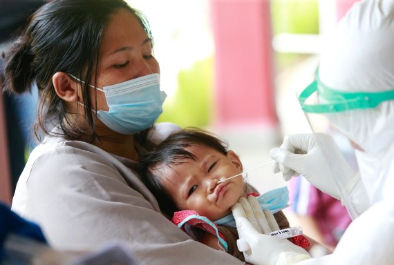 인도네시아 자카르타에서 1세 영아가 코로나19 검사를 받고 있다. 기사는 사진과 무관. © 로이터=뉴스1 © News1 정윤영 기자